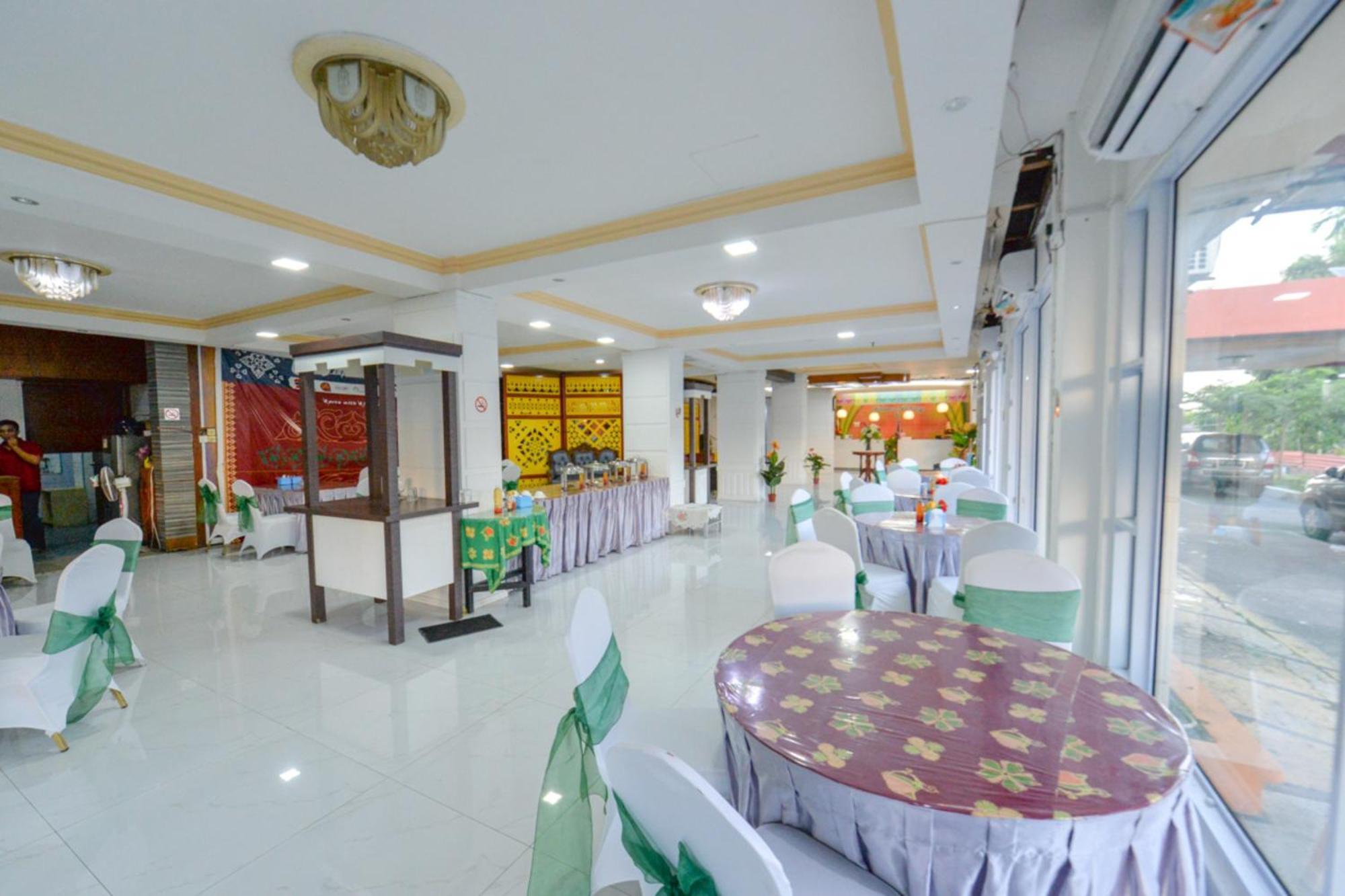 Oyo 2487 Sampurna Jaya Hotel Танджунгпинанг Экстерьер фото