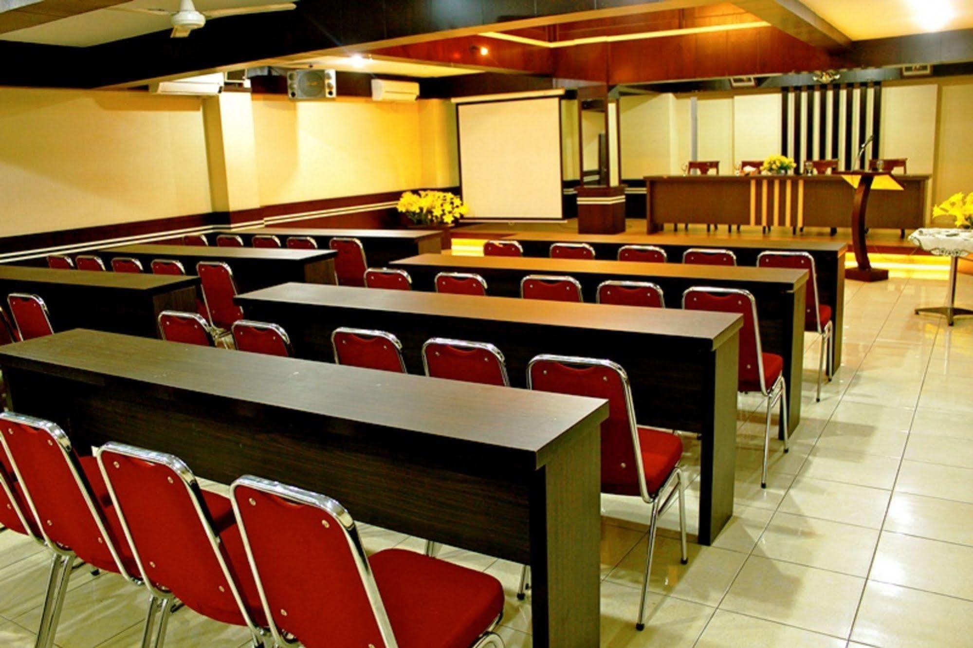 Oyo 2487 Sampurna Jaya Hotel Танджунгпинанг Экстерьер фото